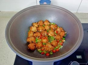 加入鸡翅翻炒均匀即可出锅。