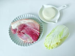 准备猪肉，白菜，饺子片。