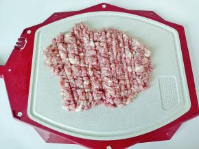 猪肉去除猪皮，剁成馅。