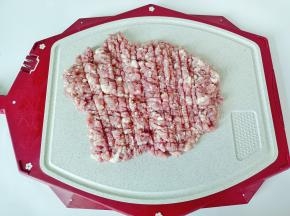 猪肉去除猪皮，剁成馅。