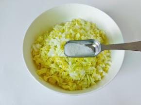 白菜加半勺细盐拌均匀，过五分钟后挤去水分。