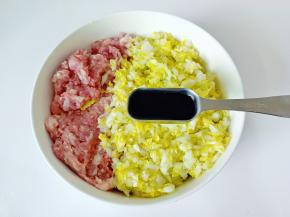 把白菜，猪肉放一容器里面，加料酒两勺，生抽两勺，蚝油两勺。