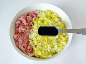 把白菜，猪肉放一容器里面，加料酒两勺，生抽两勺，蚝油两勺。