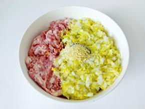 加盐一勺，鸡精一勺。