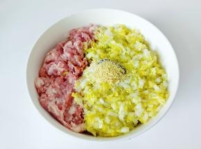 加盐一勺，鸡精一勺。