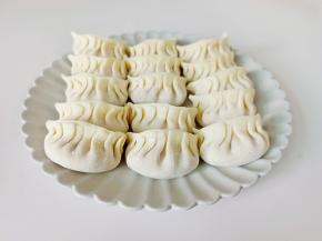 拿一张饺子片，放少许肉馅，包好备用。