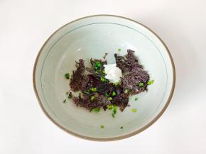 碗里放紫菜、葱花、猪油、生抽。