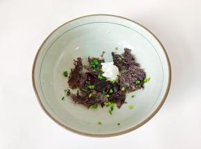 碗里放紫菜、葱花、猪油、生抽。