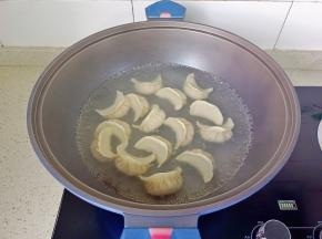 锅里水开下饺子