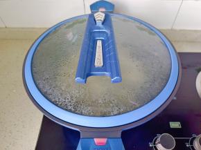 盖上盖子，开大火煮开。