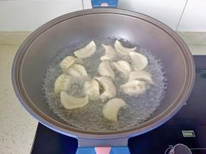 期间加两次冷水，饺子再次浮起捞出。