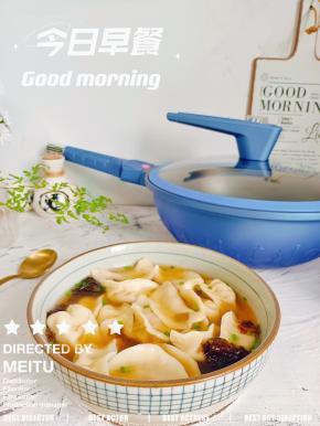 碗里放一点煮饺子的汤，放上饺子就可以享用了！