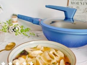 碗里放一点煮饺子的汤，放上饺子就可以享用了！