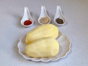 准备食材，土豆去皮洗净。