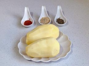 准备食材，土豆去皮洗净。