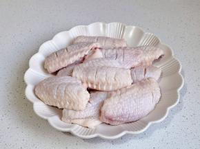 鸡翅洗净划几刀，擦干水分装盘。