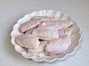 鸡翅洗净划几刀，擦干水分装盘。