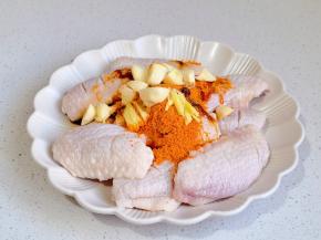 加入蒜蓉，姜丝抓拌均匀。