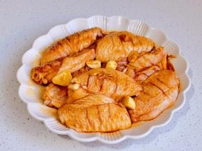 抓拌均匀腌制1小时以上。