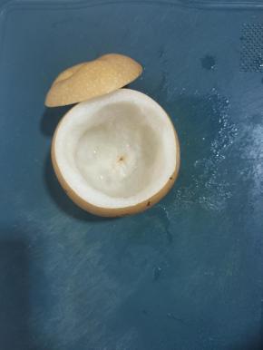 雪梨清洗干净，切掉顶部！用勺子把中间处掏空！