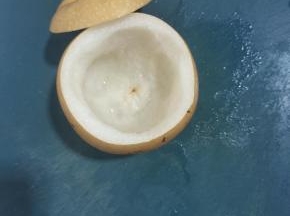 雪梨清洗干净，切掉顶部！用勺子把中间处掏空！