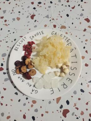 准备好所需的辅料:
红枣去核切成小块，银耳和莲子提前用温水泡半天，枸杞十几颗，冰糖7颗！