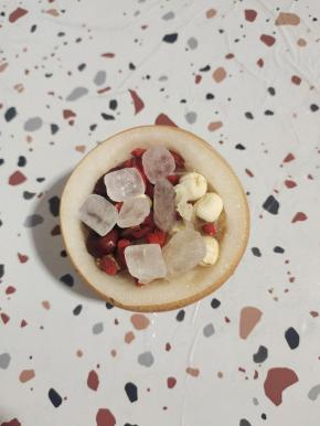 把莲子，红枣，枸杞，银耳，冰糖放进雪梨里，再倒入适量的开水！