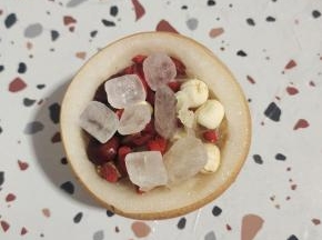 把莲子，红枣，枸杞，银耳，冰糖放进雪梨里，再倒入适量的开水！