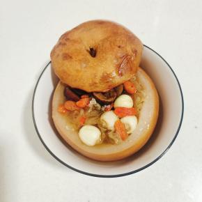 喝完甜甜的汤，再吃点热乎乎的烤梨，太爽了！