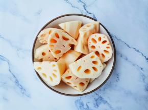 莲藕去皮切块。