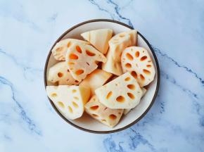 莲藕去皮切块。