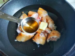 猪脚剁块，洗净后冷水下锅，加3片姜，1勺料酒焯水4分钟煮出浮沫捞出洗净。