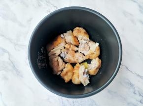 放入电饭煲，