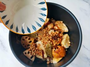 加水没过食材，