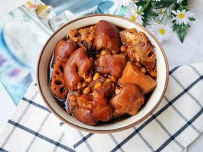 软烂入味的猪蹄焖莲藕就做好了，味道比餐馆的还赞，好吃到停不下来。