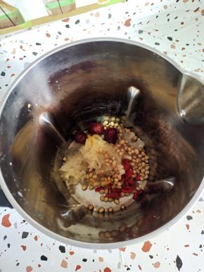 把所有食材放进豆浆机里！