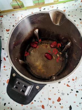 加入600克清水！(不想和太浓稠的可以加水1000克，豆浆机最高刻度线！)