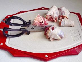 连在一起的小羊腿剪开洗净。