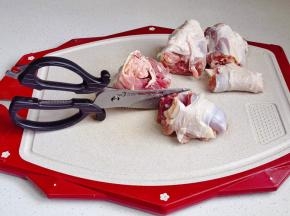 连在一起的小羊腿剪开洗净。