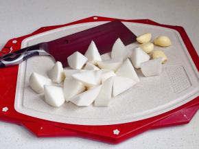 白萝卜和大蒜切好。