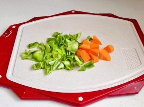 青椒，胡萝卜切好。