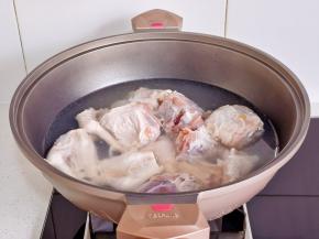 小羊腿冷水下锅，加1勺白酒。