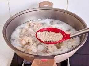 烧开撇出血沫，煮3分钟捞出温水冲洗干净。