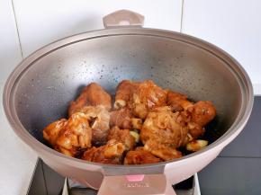 翻炒至每块羊腿都裹上酱汁。