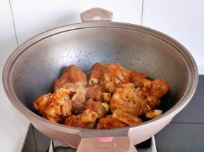 翻炒至每块羊腿都裹上酱汁。