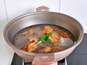 加入清水，葱结。