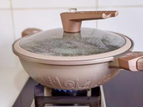 盖上盖子烧开转小火炖1小时。