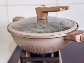 盖上盖子烧开转小火炖1小时。
