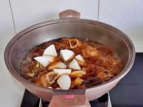 加入白萝卜炖15分钟。