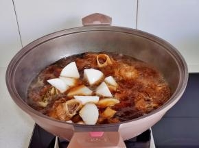 加入白萝卜炖15分钟。